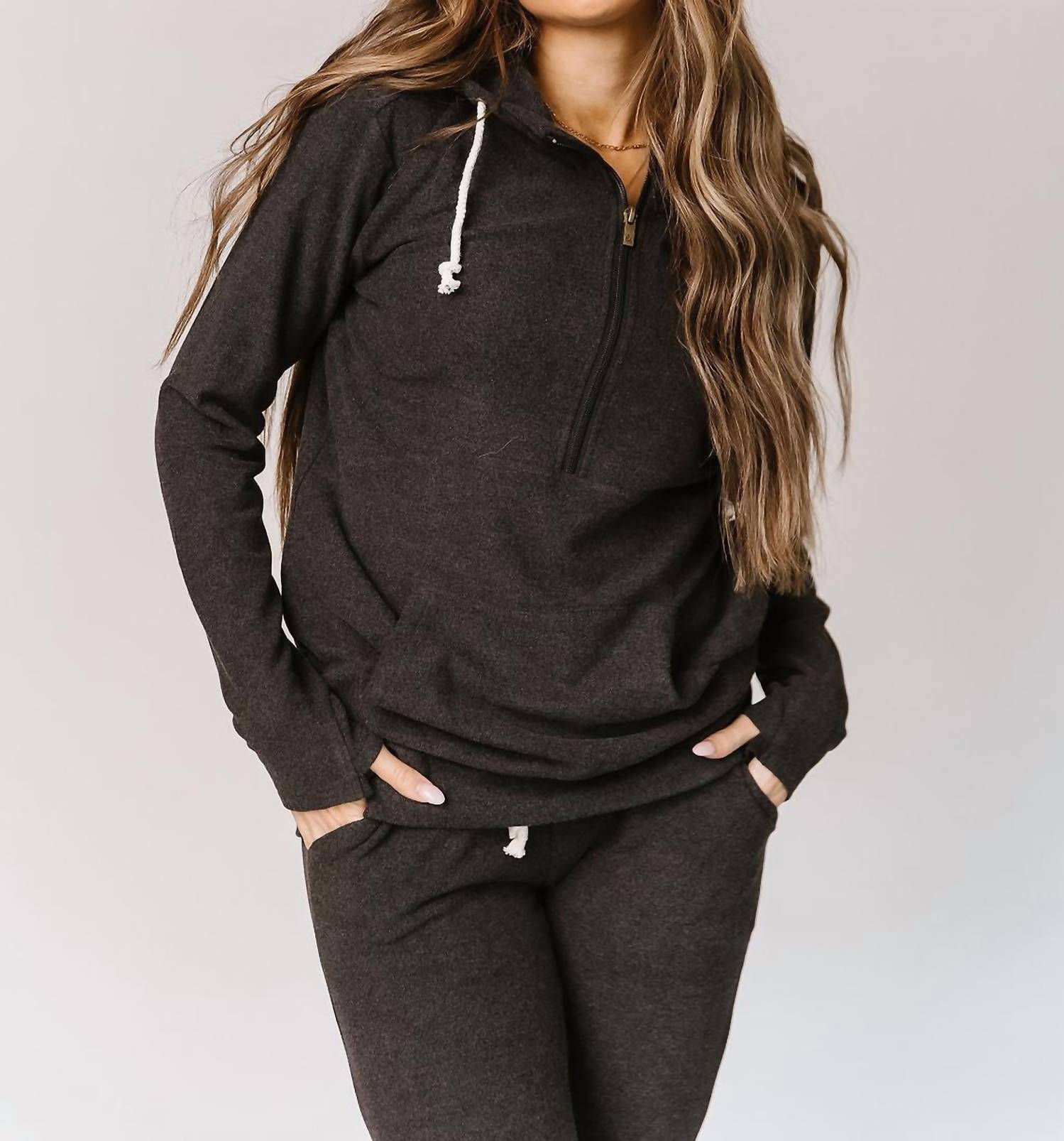 

Свитшот Performance Fleece Halfzip в цвете Stone AMPERSAND AVE