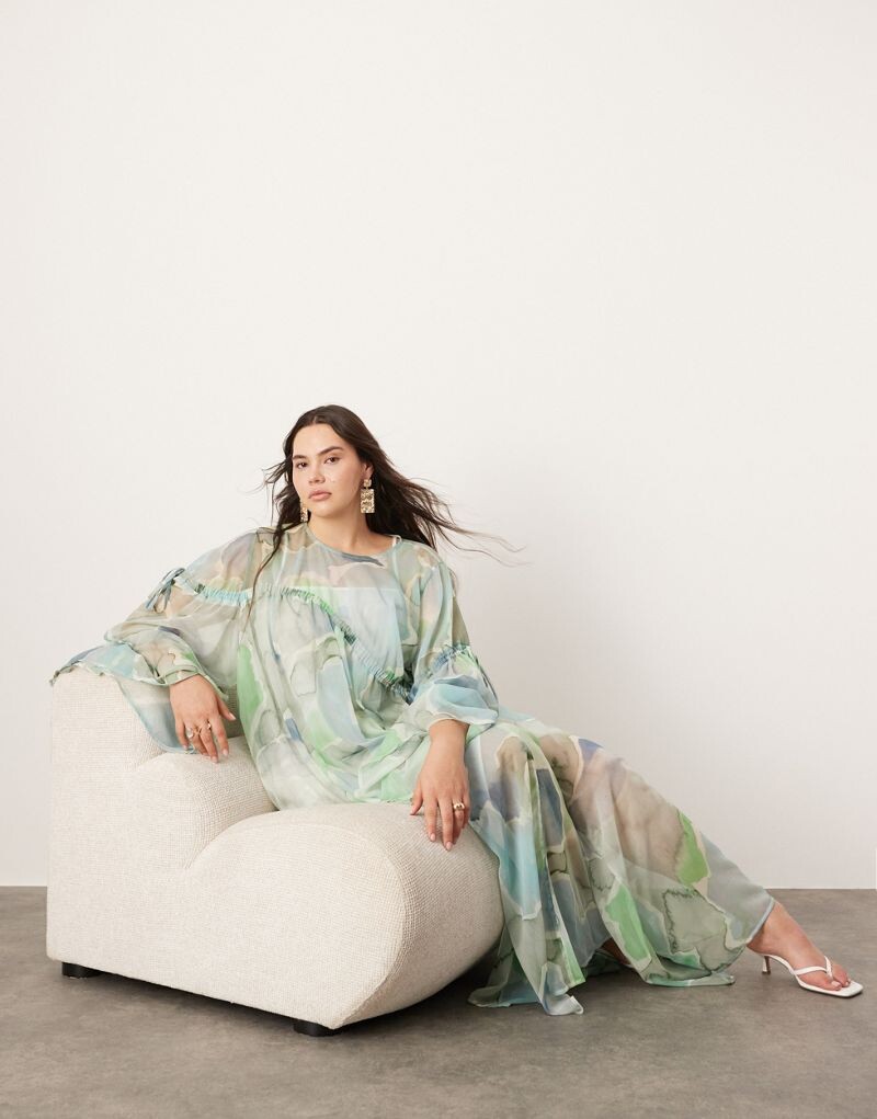

Шифоновое платье макси с длинными рукавами и присборками ASOS EDITION Curve синего акварельного цвета