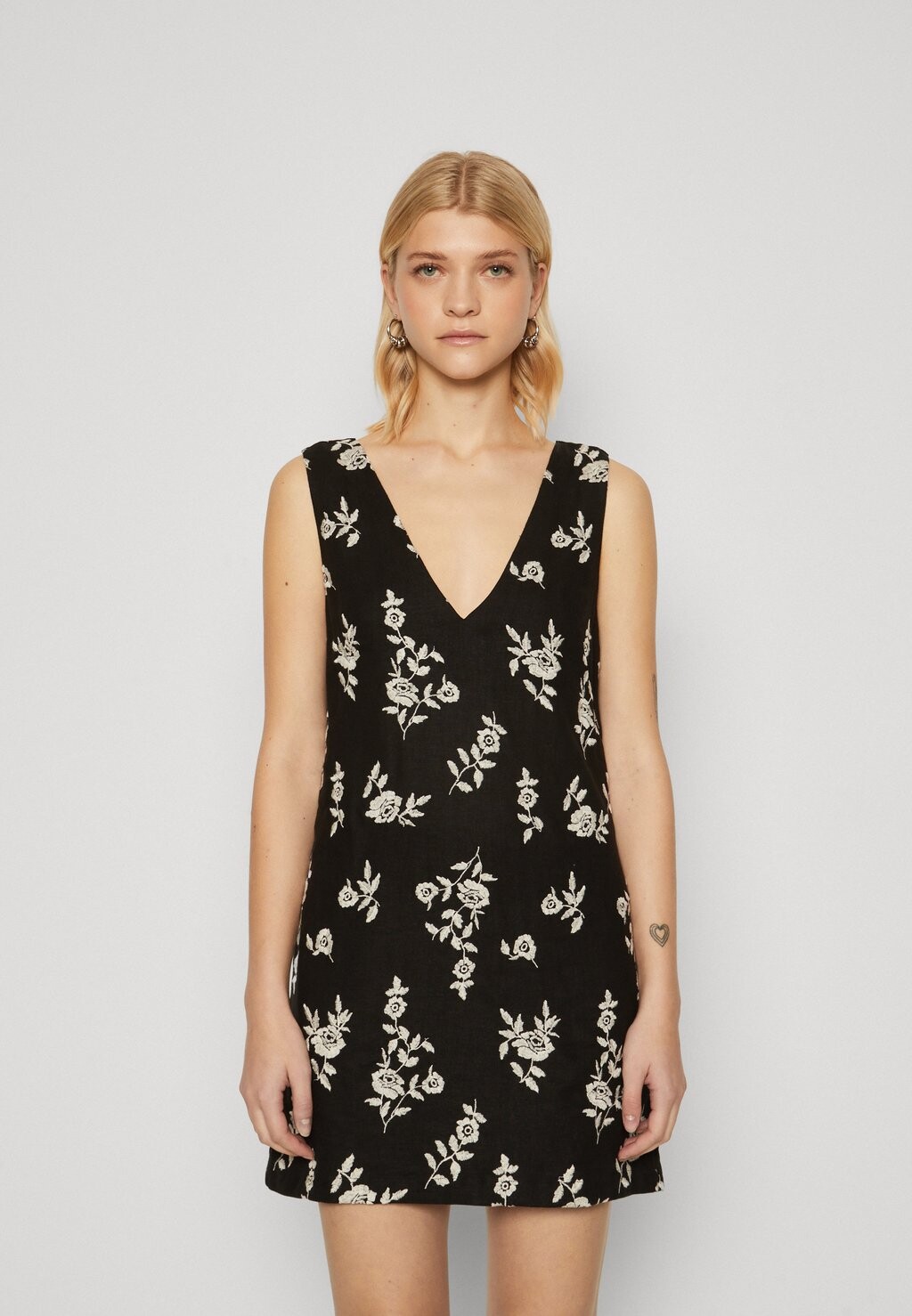 

Платье летнее Vneck Easy Shift Mini Abercrombie & Fitch, цвет black/cream