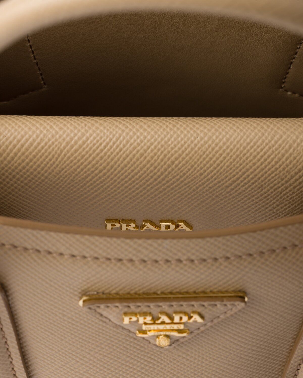 Маленькая кожаная сумка Prada Double из сафьяновой кожи Prada, песочный бежевый — фото 4