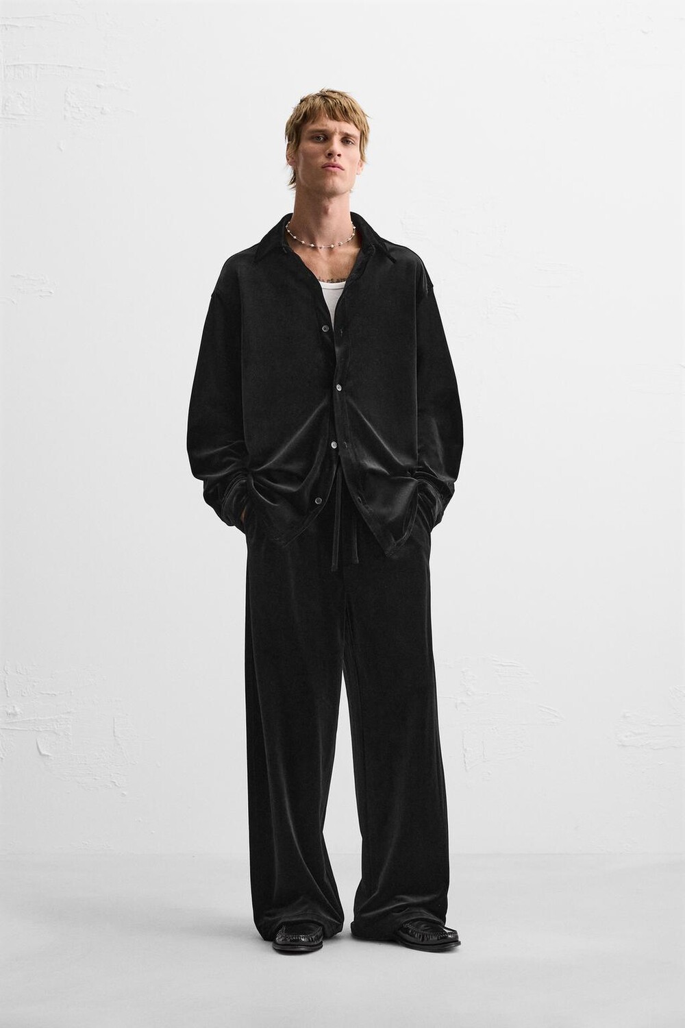 

Брюки jogger из бархата ZARA, черный