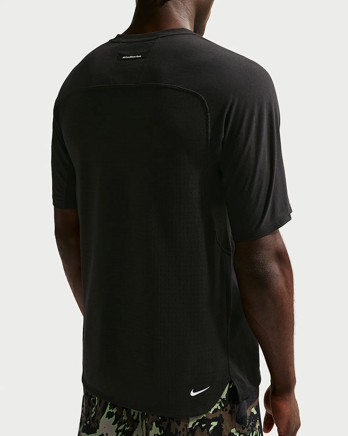 Мужская футболка Dri-FIT ADV Nike ACG "Solar Chase", Black/Summit White — фото 2