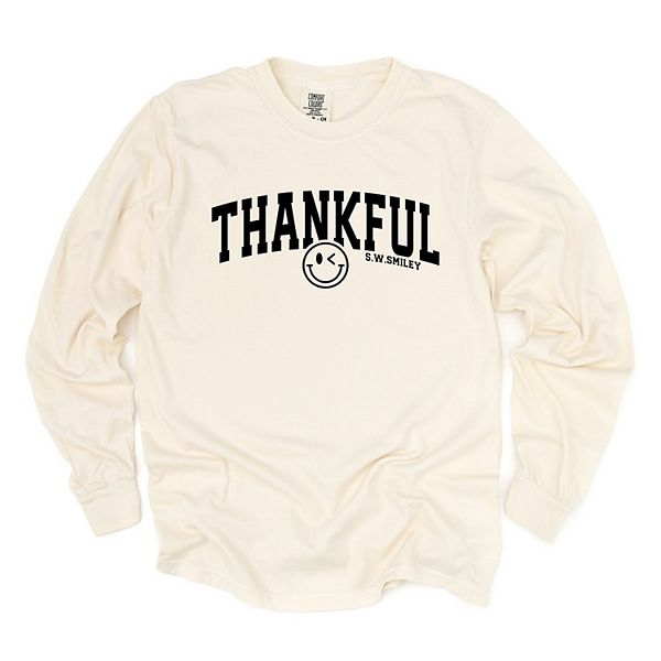 

SWSmiley thankful varsity arched - женская футболка с длинным рукавом и принтом, окрашенная в стиле garment dyed Simply Sage Market, Ivory, Зеленый, SWSmiley thankful varsity arched - женская футболка с длинным рукавом и принтом, окрашенная в стиле garmen