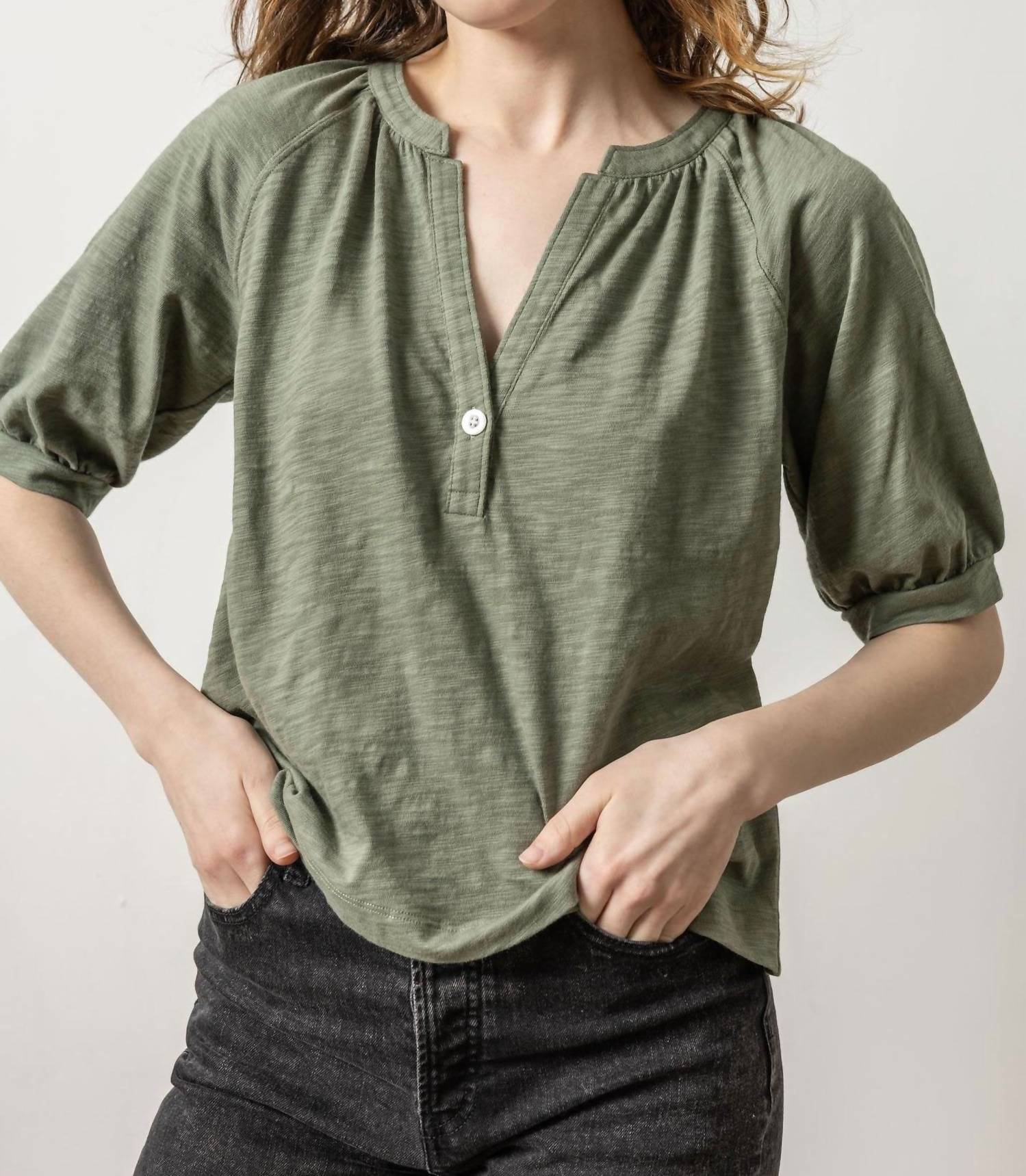 

Свободная вязка, узелковая, сборчатая футболка с разрезом на горловине в цвете агавы Lilla P, Agave