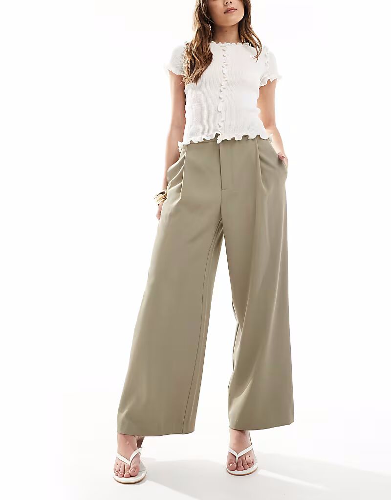 

Плиссированные брюки Stradivarius цвета хаки