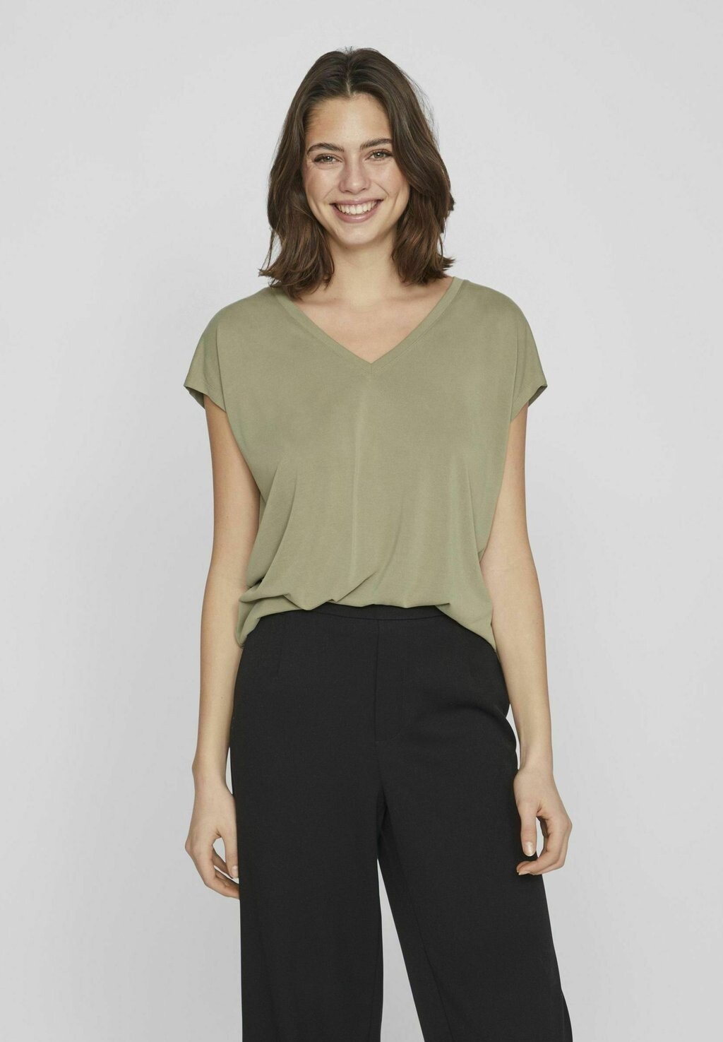 

Базовая футболка V-NECK S/S SU- NOOS VILA, зеленый