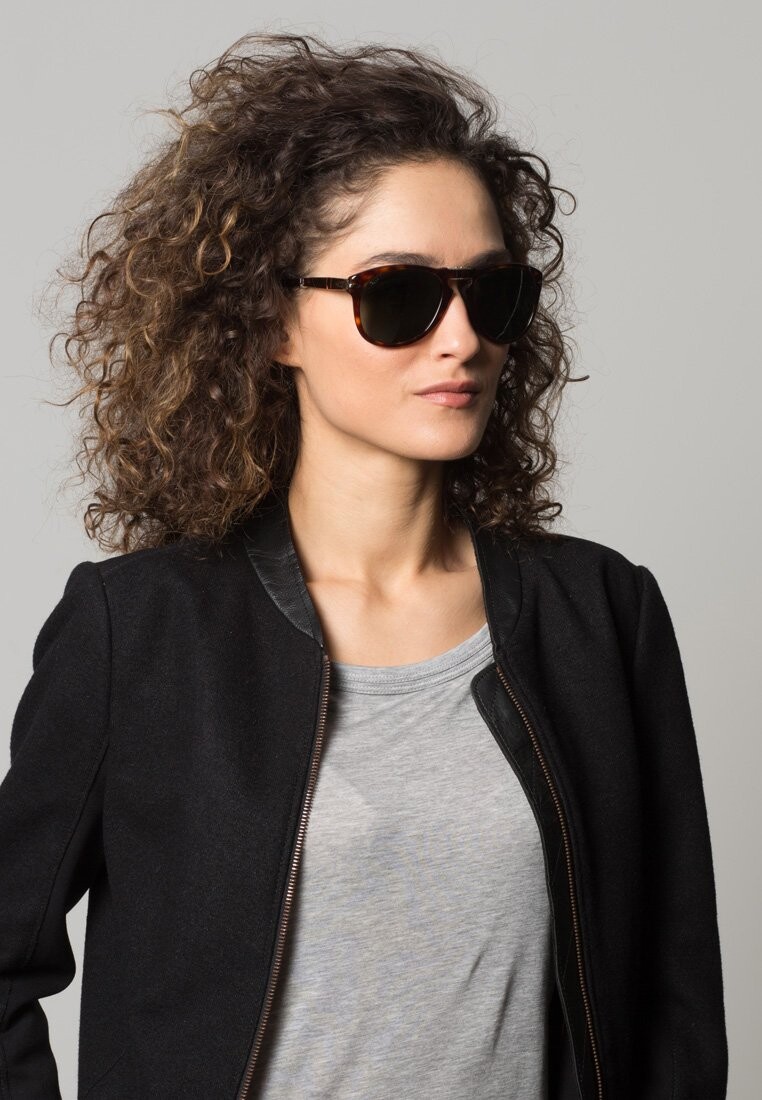 

Солнцезащитные очки Persol, коричневый