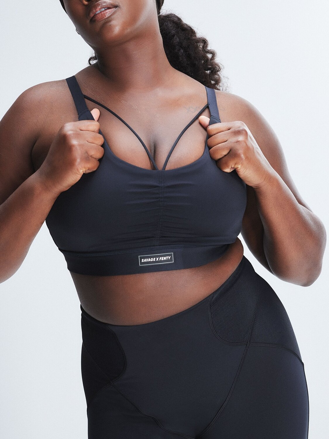 

Спортивный бюстгальтер Savage X Fenty Curve Alert Medium-Impact, цвет Black Caviar