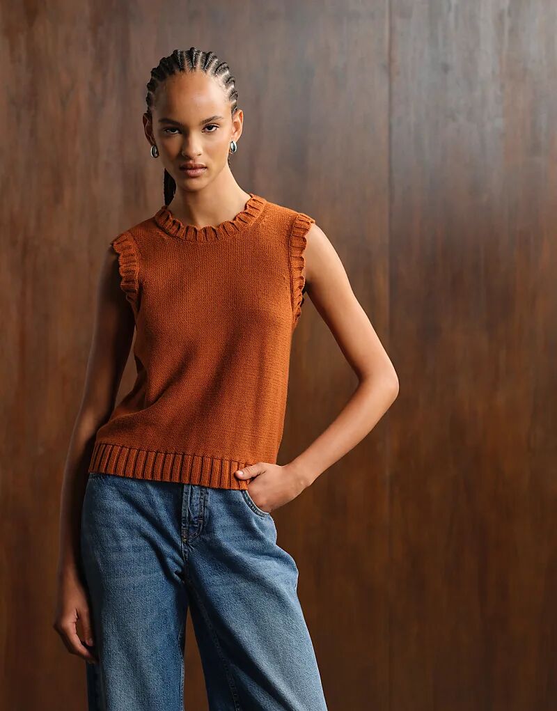 

Вязаный жилет ARKET с оборкой по краю в цвете ржавчины