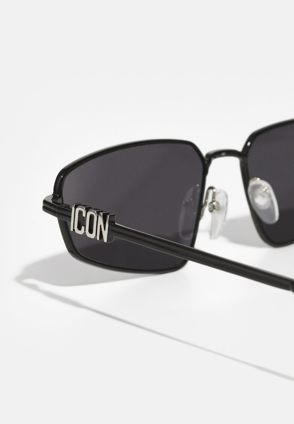 

Солнцезащитные очки ICON Dsquared2, черный