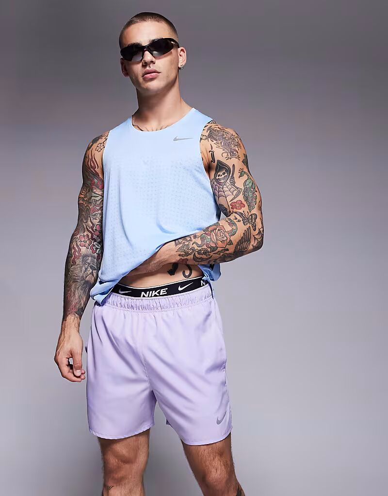 

Шорты Nike Running Challenger Dri-FIT 5 дюймов сиреневого цвета