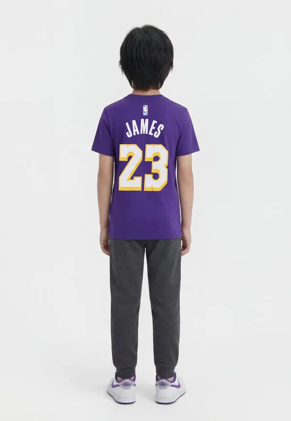 Футболка унисекс с принтом nba los angeles lakers lebron james boys statement tee Nike Performance, Field Purple — фото 2