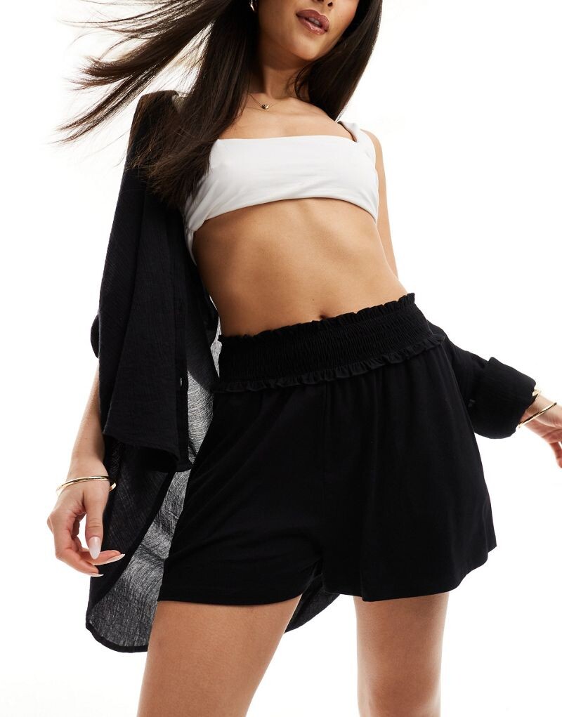 

Черные летящие шорты со сборкой на талии ASOS DESIGN