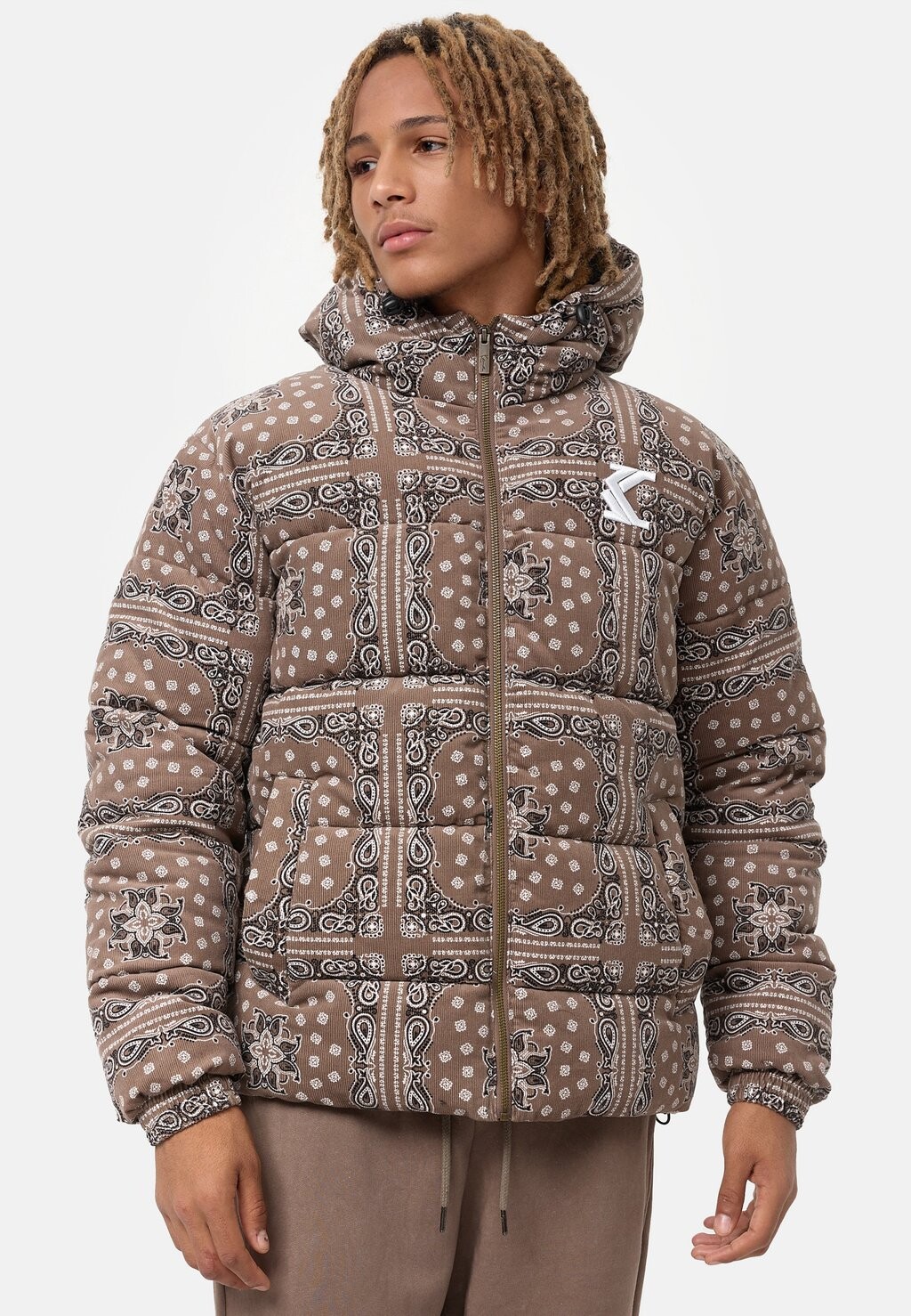 

Куртка Karl Kani КУРТКА-ПУХОВИК ПЕЙСЛИ С КАПЮШОНОМ, цвет dark taupe, Коричневый, Куртка Karl Kani КУРТКА-ПУХОВИК ПЕЙСЛИ С КАПЮШОНОМ, цвет dark taupe