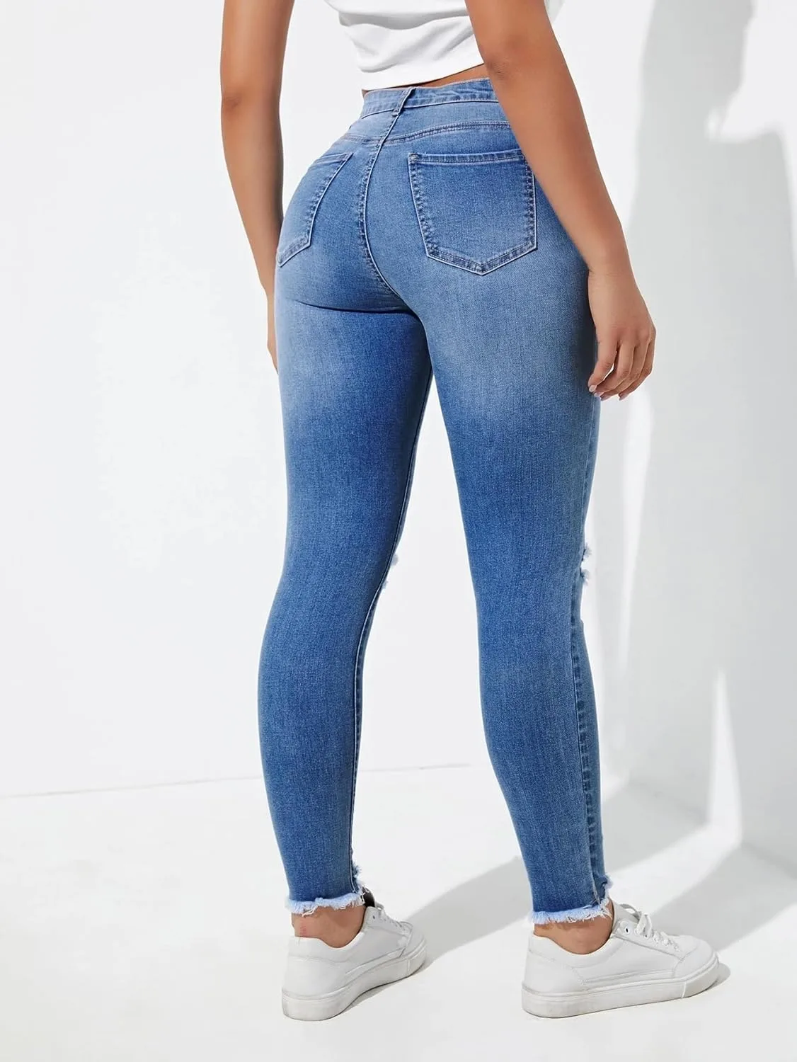 Женские классические джинсы с потертостями и разрезами Generic, Medium Wash — фото 2