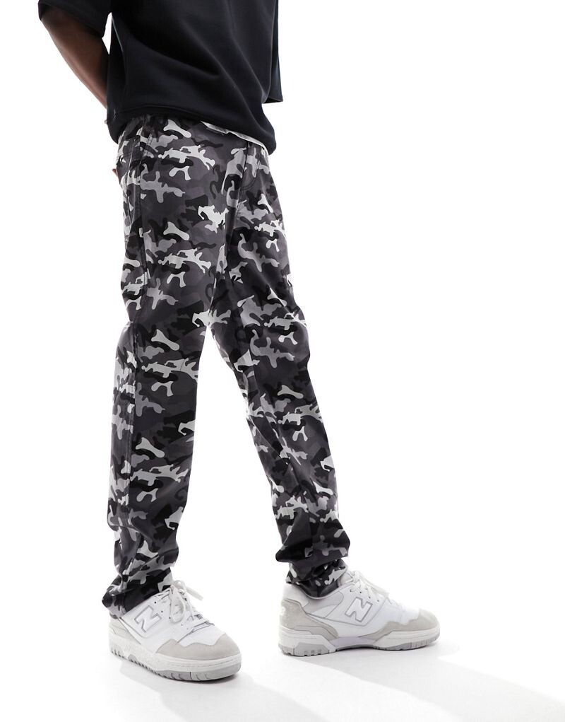 

Брюки-чиносы прямого кроя с камуфляжным принтом ASOS DESIGN