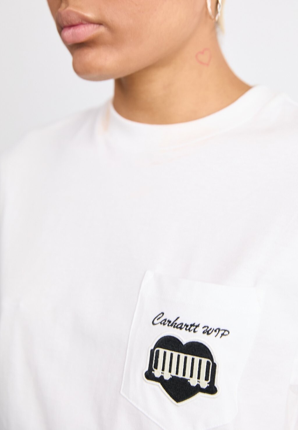 

Принт на футболке HEART TRAIN POCKET Carhartt WIP, белый