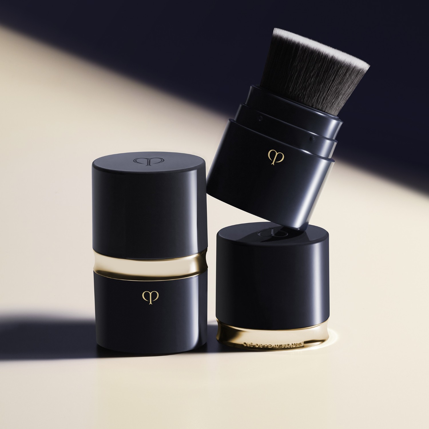 Кисть для лица portable brush Cle De Peau Beaute, количество 1 шт. — фото 3