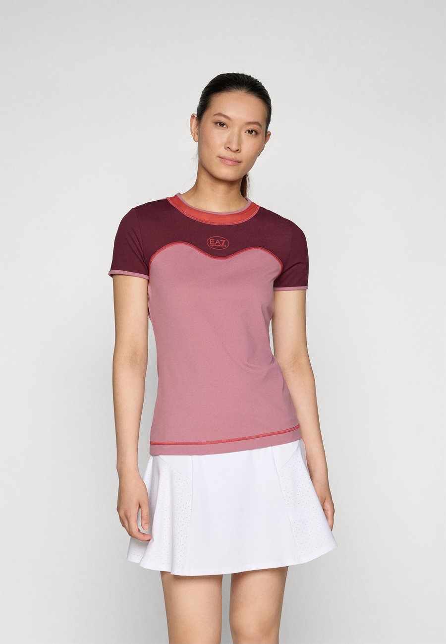 

Футболка EA7 Emporio Armani TENNIS PRO FREESTYLE TEE, Dusky Orchid/Bordeaux/Mauve, Розовый, Футболка EA7 Emporio Armani TENNIS PRO FREESTYLE TEE, Dusky Orchid/Bordeaux/Mauve