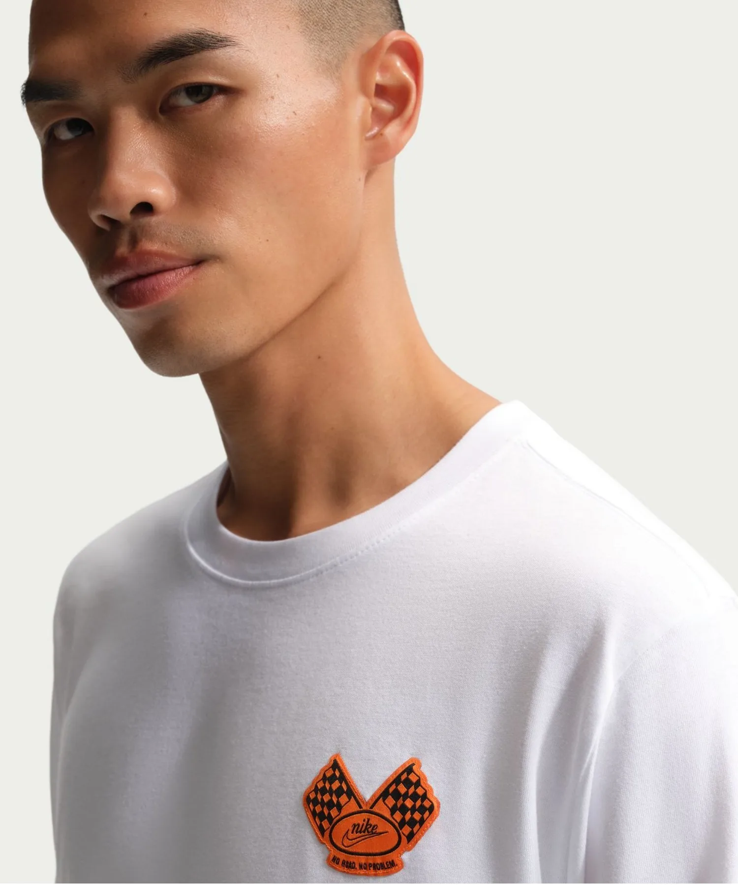 Мужская футболка с длинным рукавом из хлопка Nike NSW SOLE RALLY PAT L/S белая — фото 2