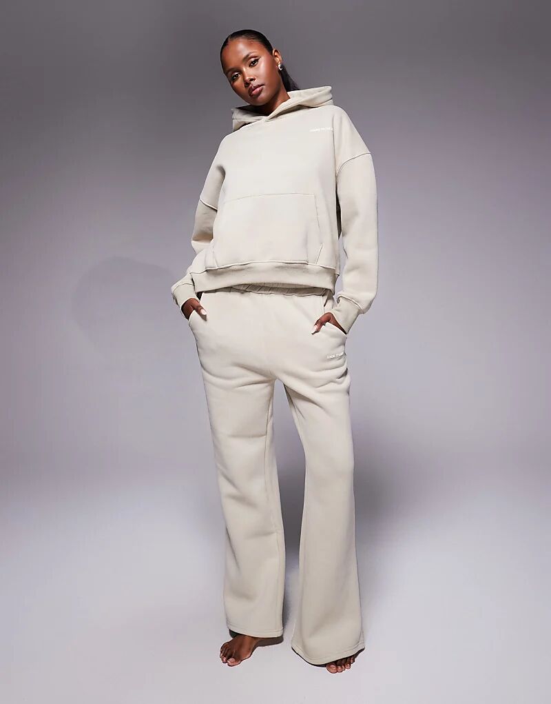 

Расклешенные спортивные брюки Simmi London Colby цвета кешью