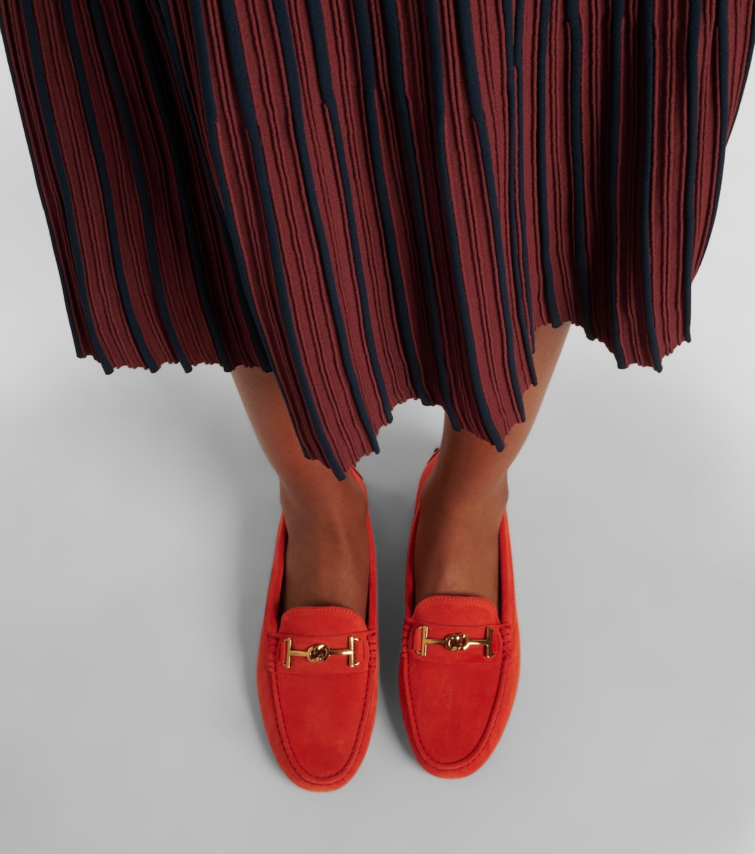 Замшевые лоферы с T-образным кольцом Tod's, Mattone Chiaro — фото 4