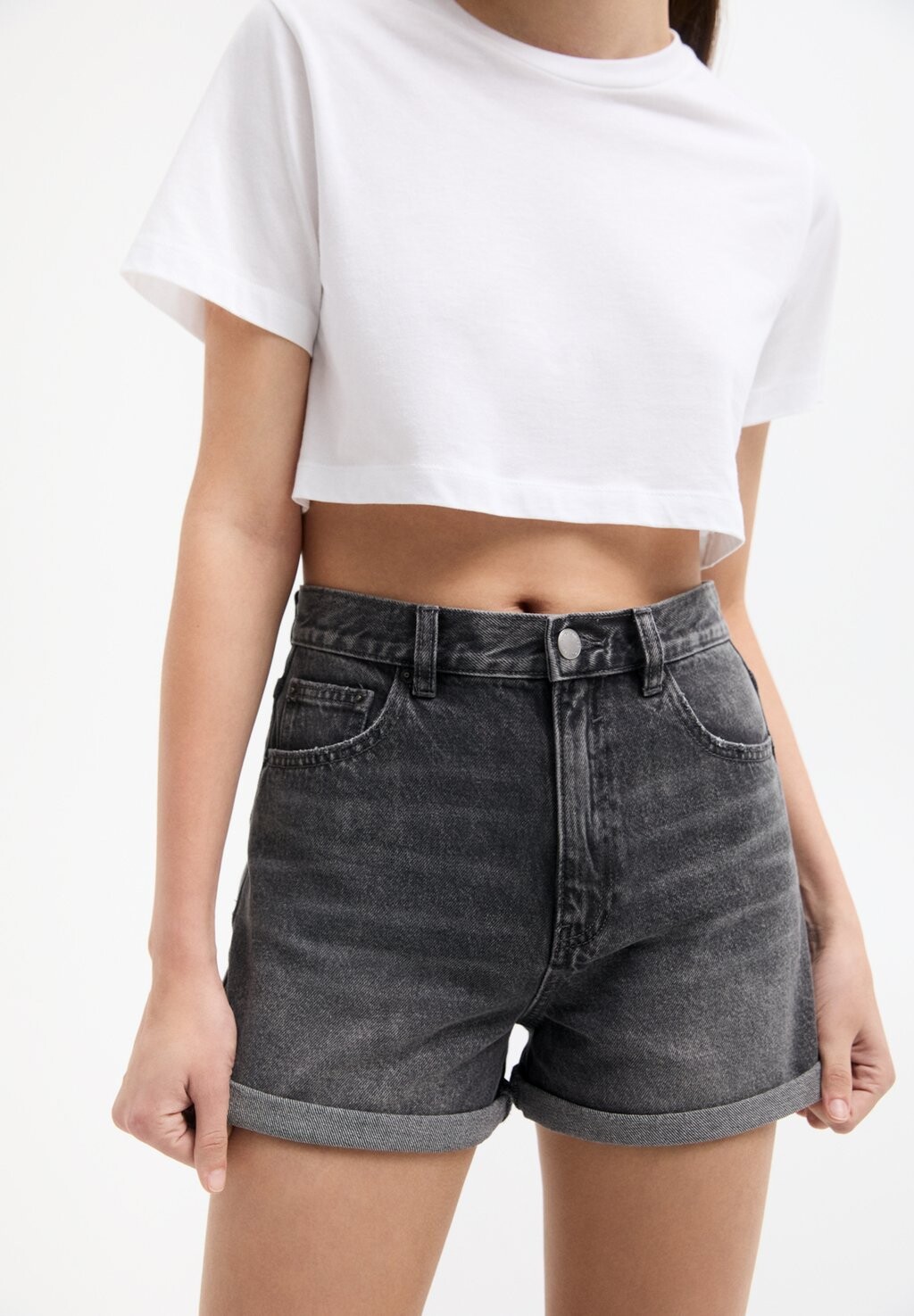 

Джинсовые шорты Turn-Up Mom PULL&BEAR, серый