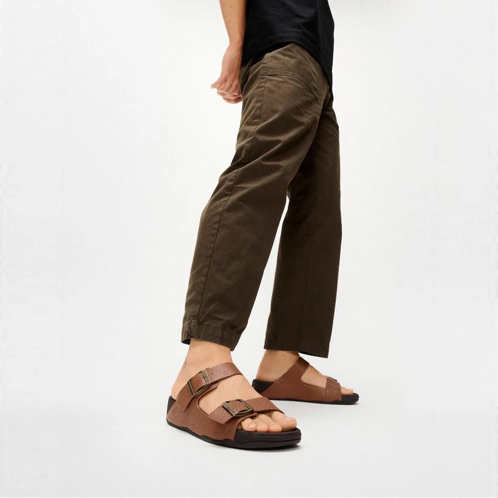 Мужские слайды Gogh Mock с тиснёной кожей и пряжкой цвета Deep Tan от Fitflop