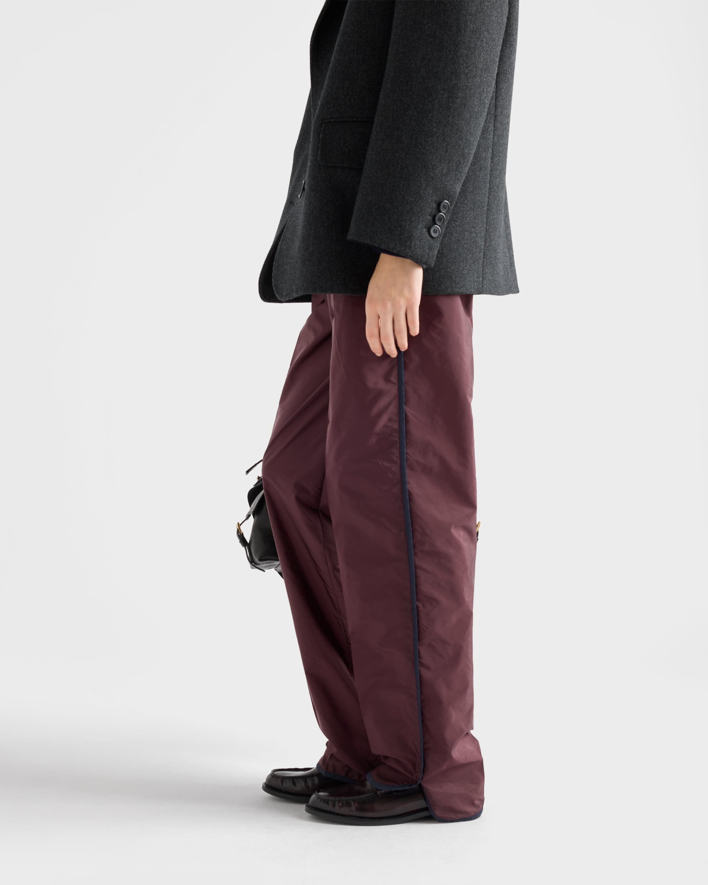 Брюки из Re-Nylon Prada, гранатово-красный / королевский синий — фото 3