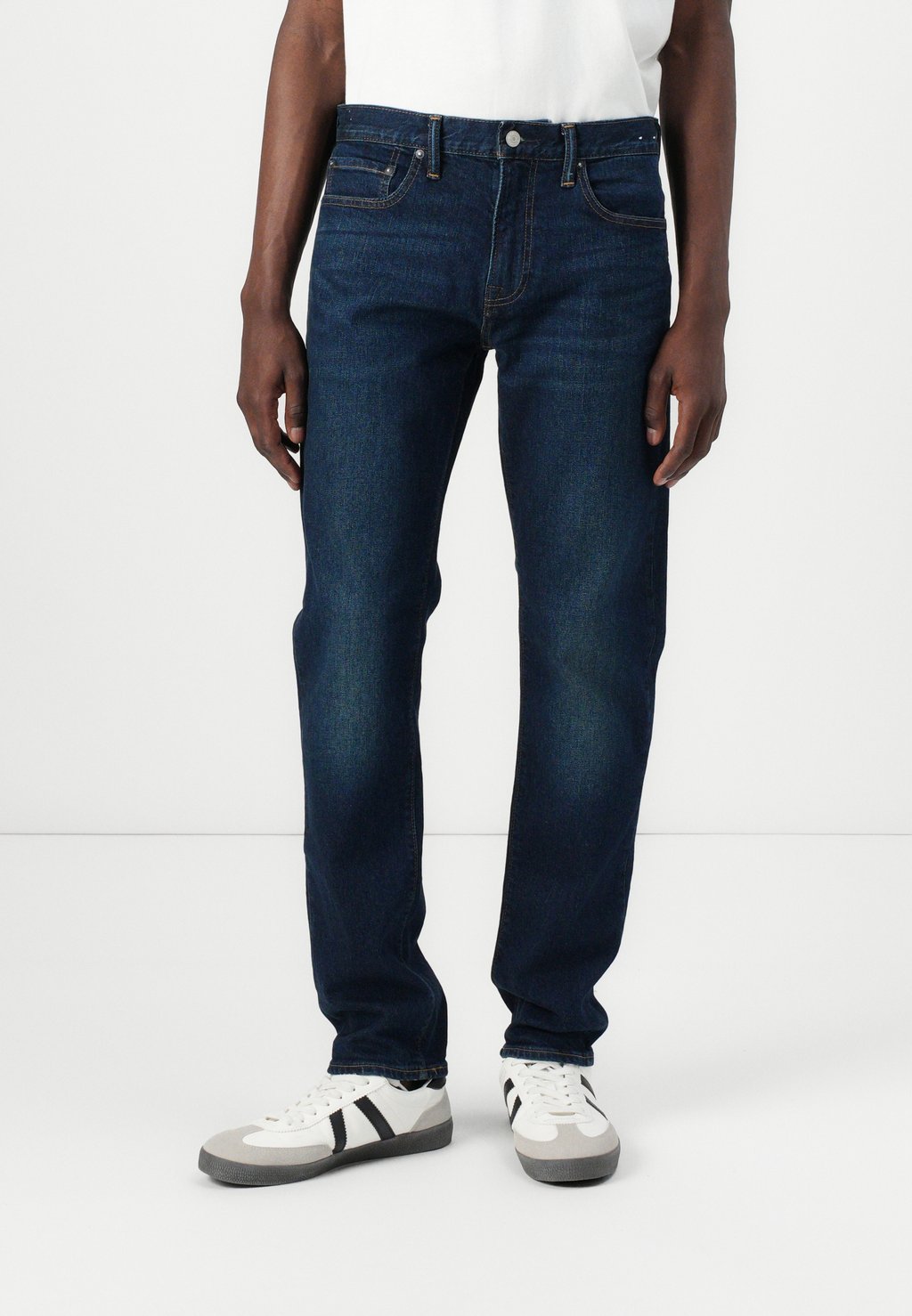 

Джинсы облегающего кроя GAP, цвет Worn Dark