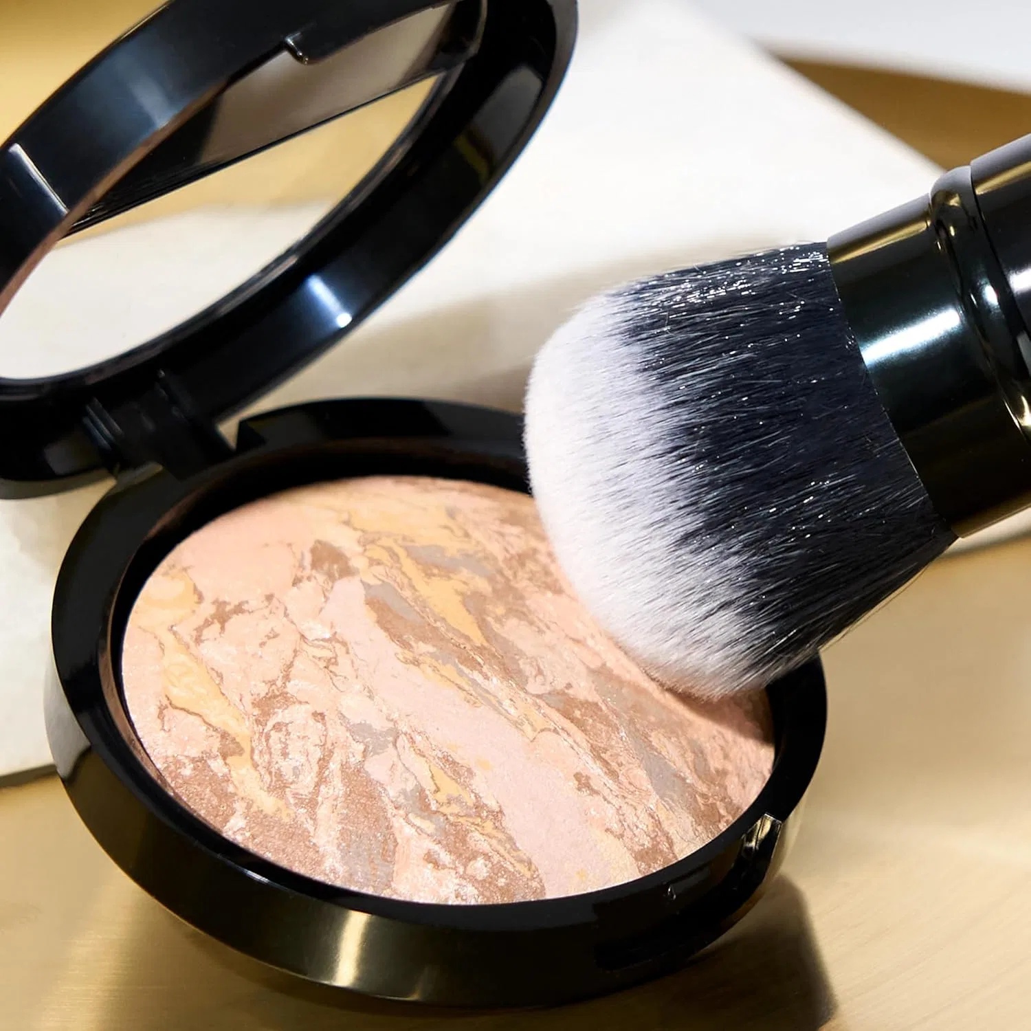 Набор для макияжа 3 в 1 Laura Geller New York: тональная основа Baked Balance-n-Brighten, праймер Spackle Skin Perfect, кисть Kabuki, Deep — фото 4