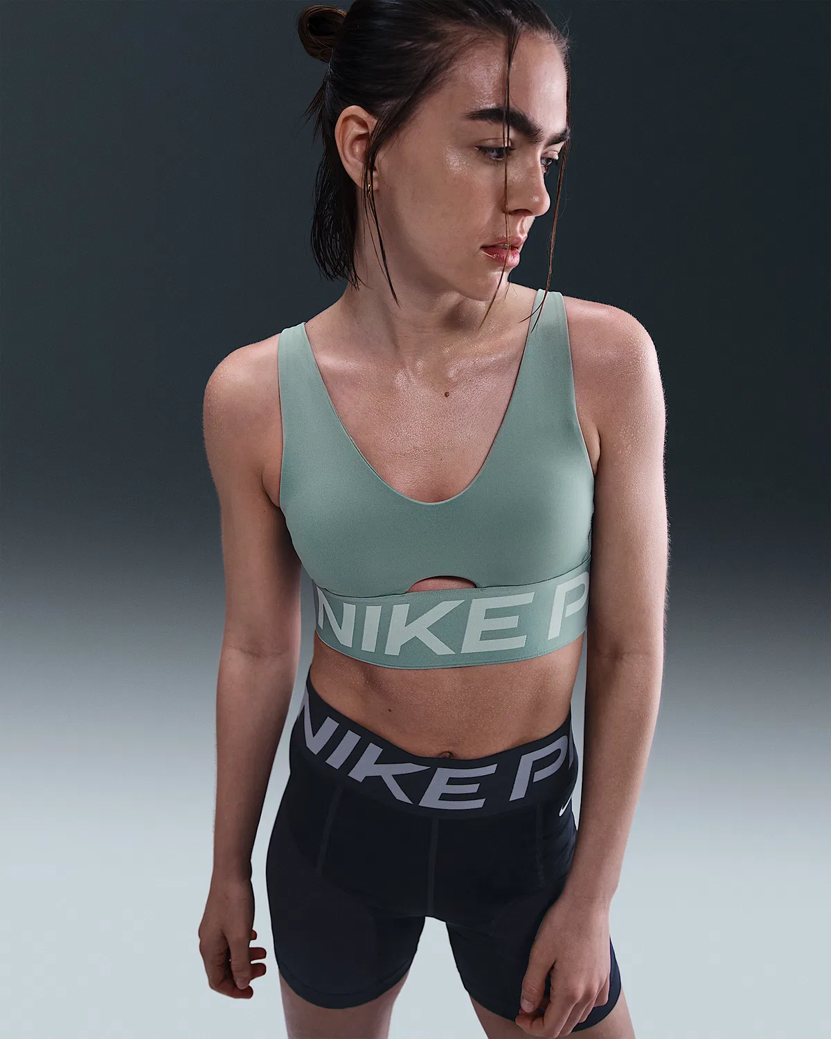 Женский спортивный бюстгальтер Nike Pro Indy Plunge со средней поддержкой и чашками, Cannon/Jade Ice/White