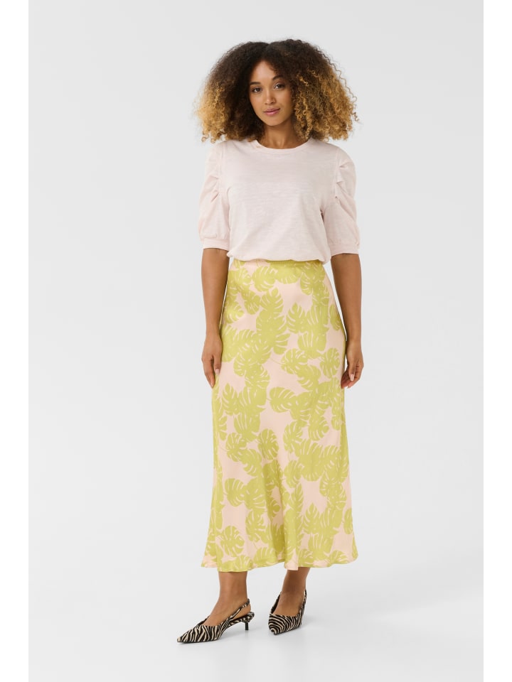 

CULTURE Юбка-кумисо, облегающая фигуру, украшенная зелеными пальмовыми листьями