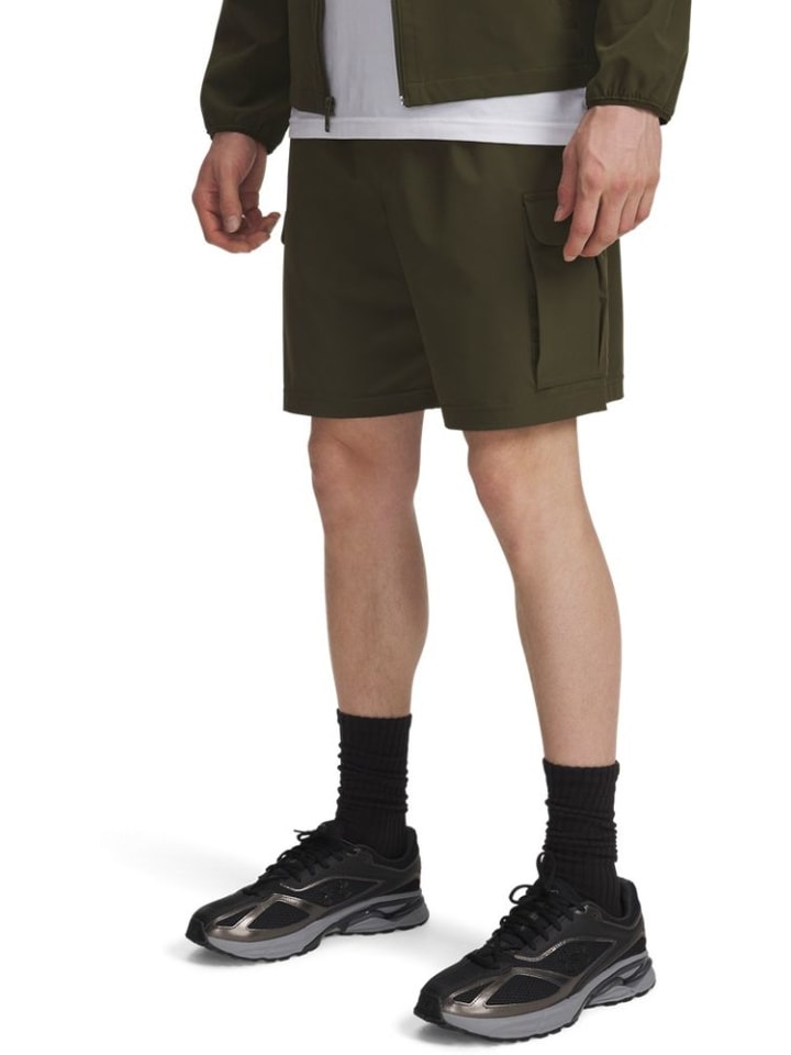 

Спортивные шорты Vibe Woven Cargo Shorts зеленого цвета Under Armour