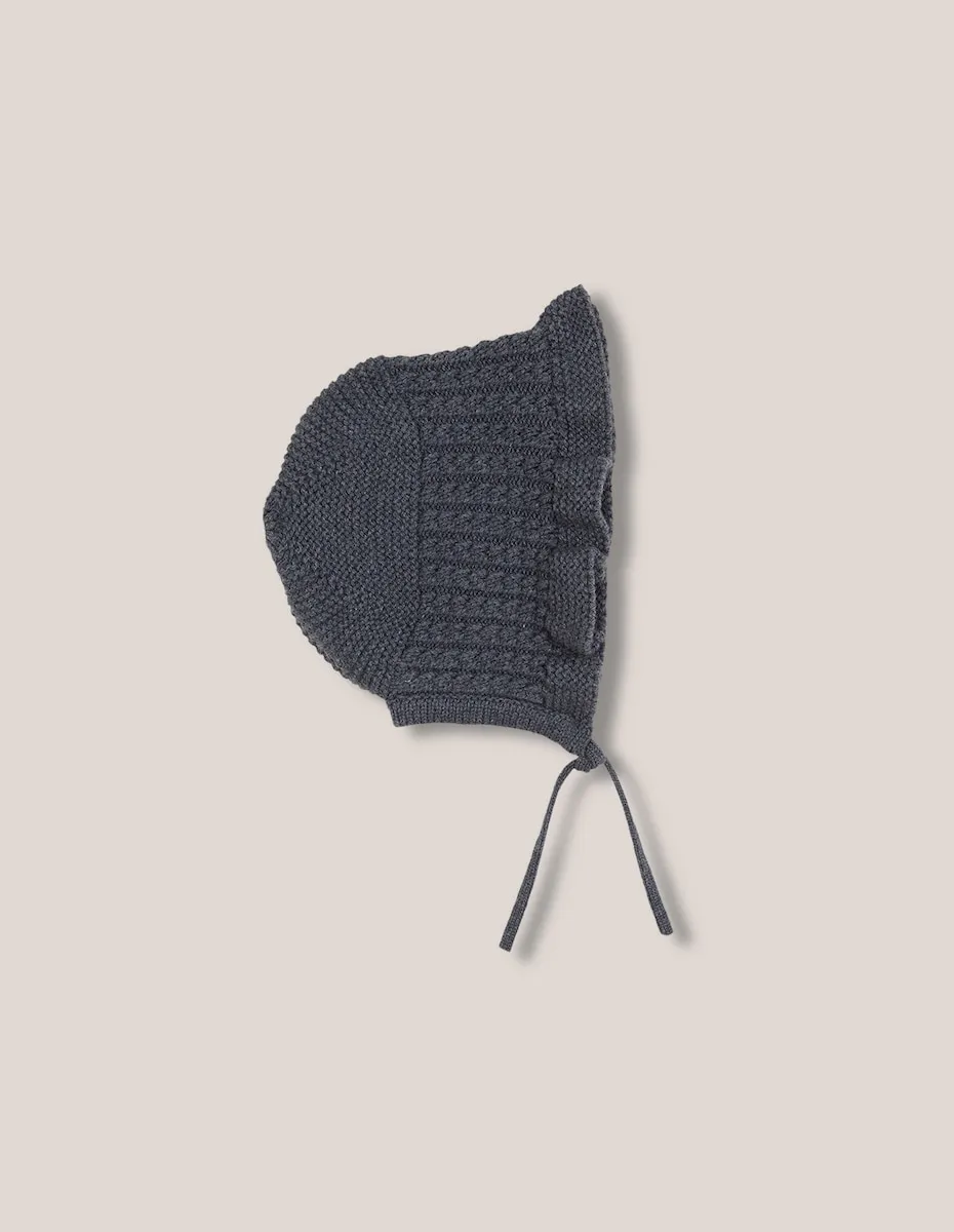 

Вязаная детская шапочка с узором из кос и мягкой пряжей Gocco, серый