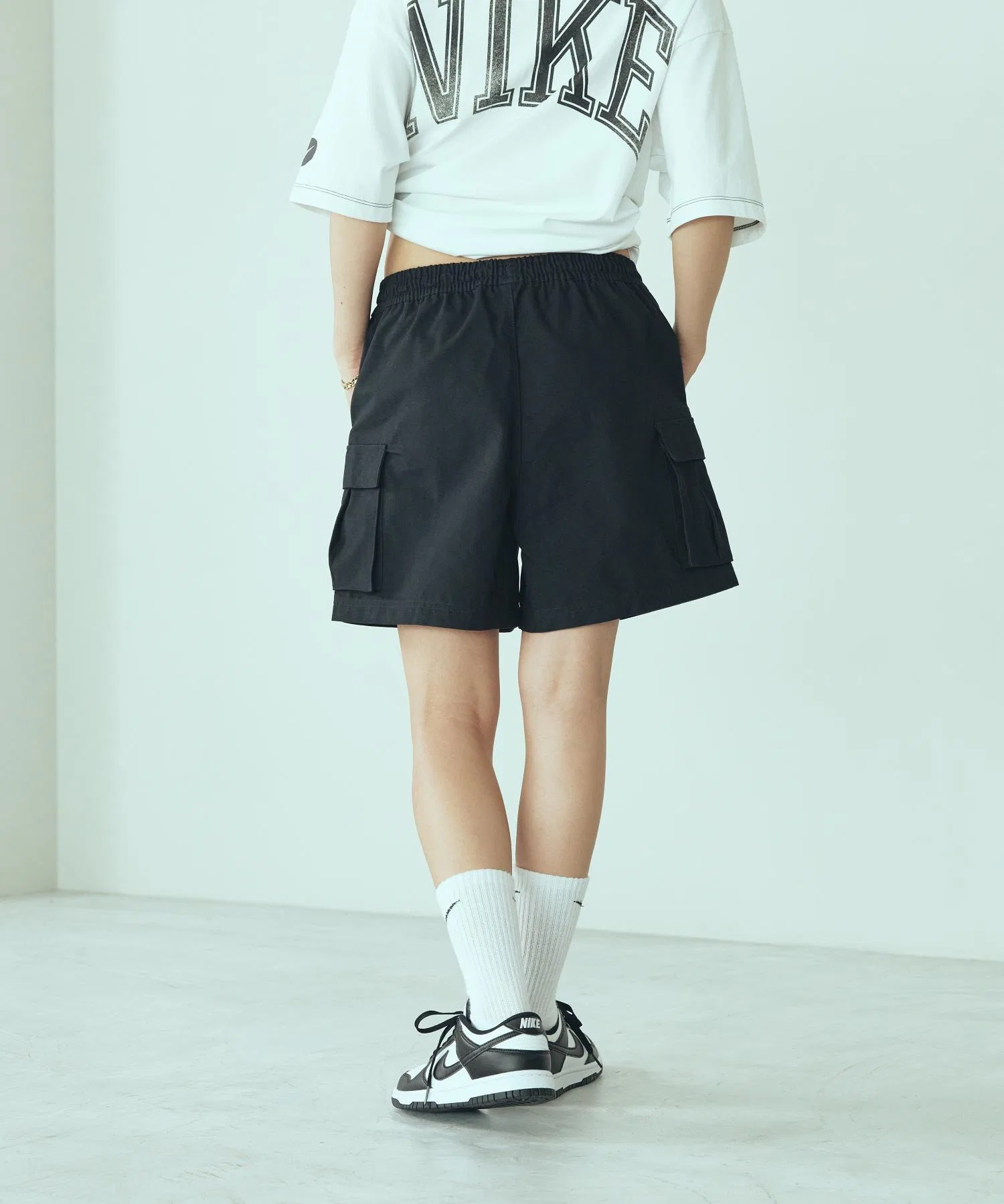 Женские шорты-карго Nike Sportswear средней посадки, свободного кроя, 152 см, HV2619-010, черные. — фото 4