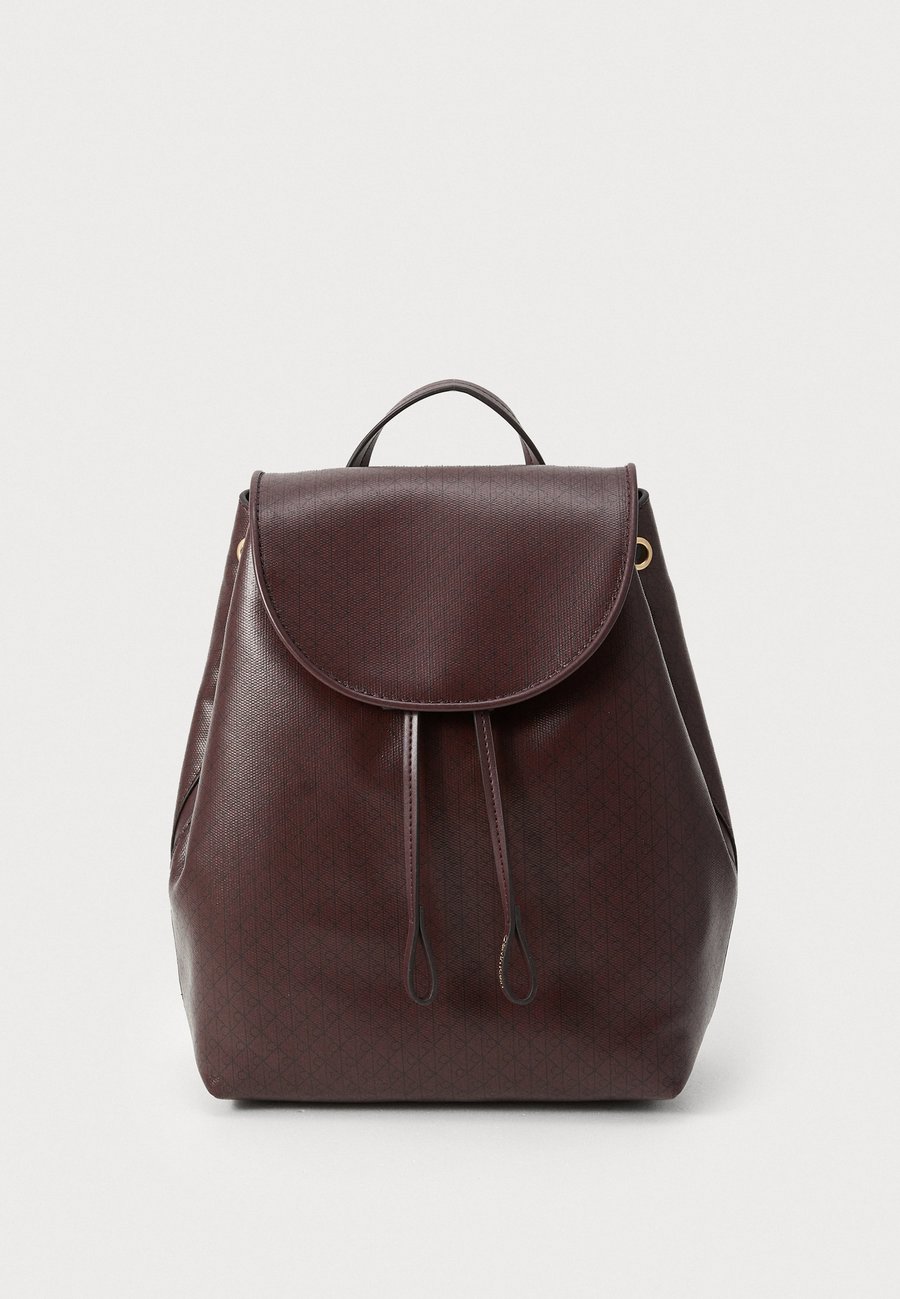 

Рюкзак Calvin Klein EMBLEM FLAP BACKPACK, Fudge/Brown