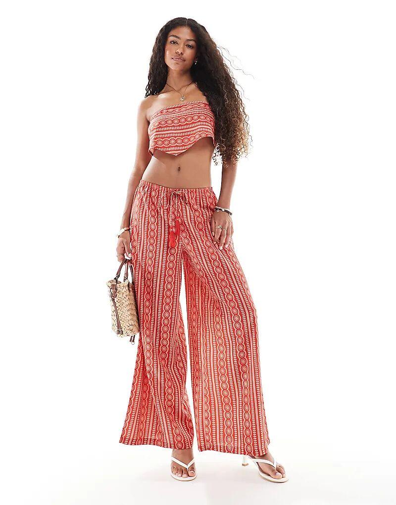 

Пляжные брюки Wednesday's Girl с широкими штанинами и принтом плитки красного цвета