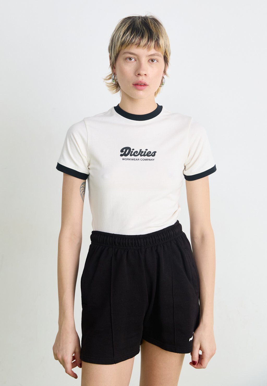 

Футболка с принтом LEWISTOWN RINGER TEE Dickies, молочный