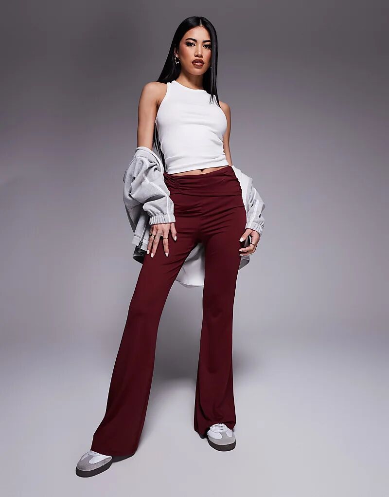 

Расклешенные брюки ASOS DESIGN с присборенной талией бордового цвета