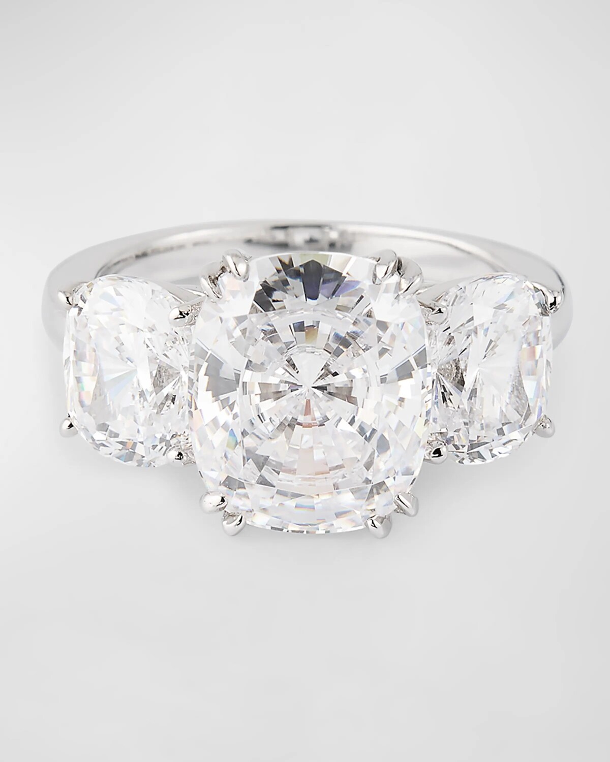 

Кольцо с кубическим цирконием огранки «кухион» и боковыми сторонами с огранкой «подушка» Fantasia by DeSerio