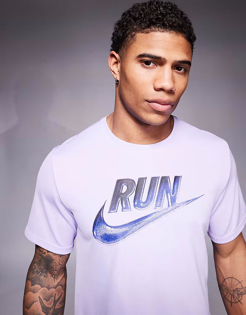 

Футболка Nike Running Miler Run Energy сиреневого цвета