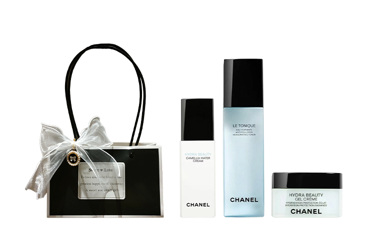 CHANEL Trendy Queen Camellia набор для ухода за кожей увлажняющий и питающий очищающий комплект из трех предметов, подарок для подруги — фото 4