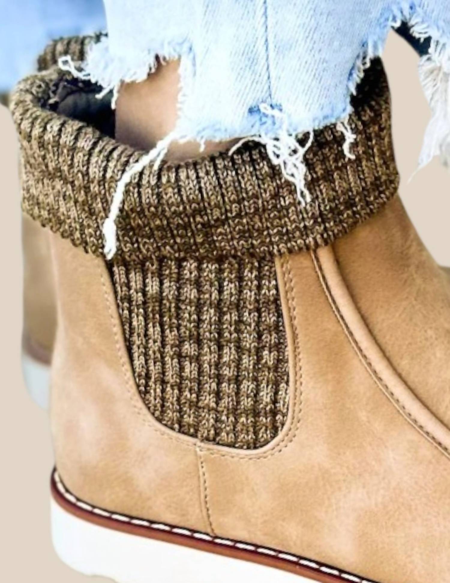 Женские ботильоны Tis The Season Slip On Moc Bootie в цвете Taupe Miami Shoe, Taupe — фото 3