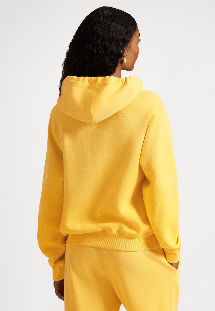 Худи Polo Ralph Lauren SHRUNKEN FIT FLEECE HOODIE, Collegiate Yellow/Yellow — фото 3