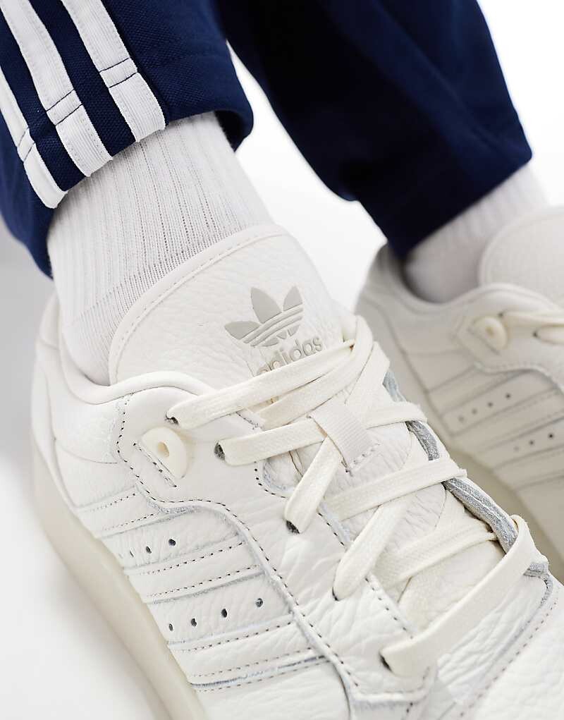 Белые кроссовки adidas Originals Rivalry Lux Low — фото 3