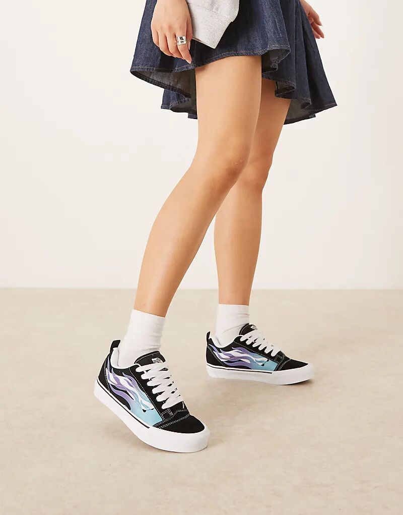 Кроссовки Vans Knu Skool черно-белого цвета с синим пламенем сбоку — фото 2