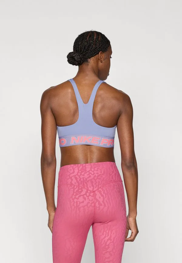 Спортивный бюстгальтер с легкой поддержкой Nike Performance, Iron Purple/Sea Coral/Metallic Silver-Coloured — фото 3