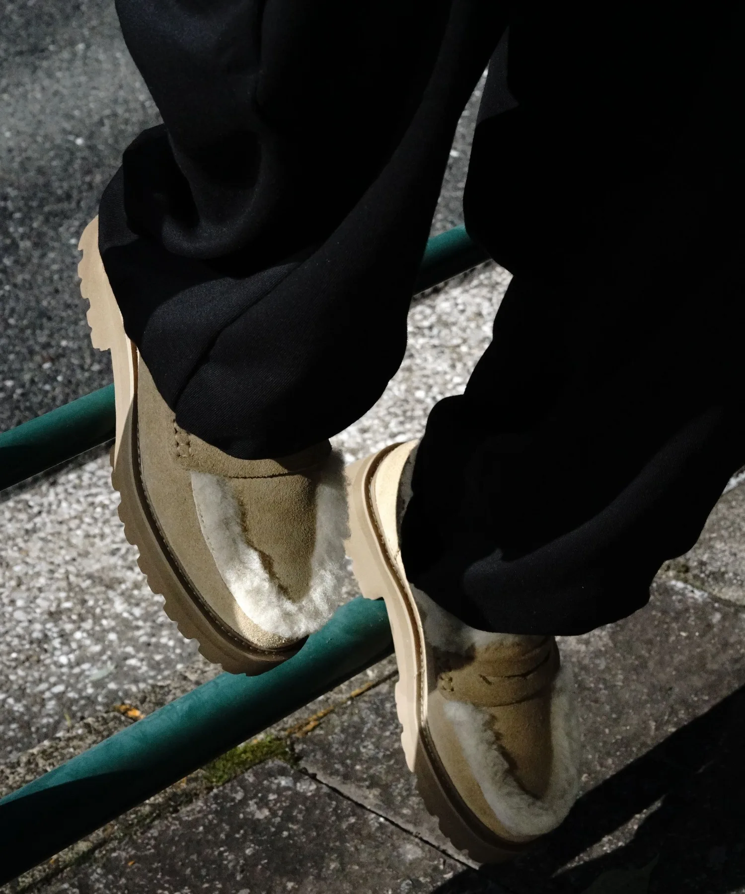 Унисекс лоферы из мутона CAMINANDO MOUTON PENNY LOAFERS бежевые — фото 4