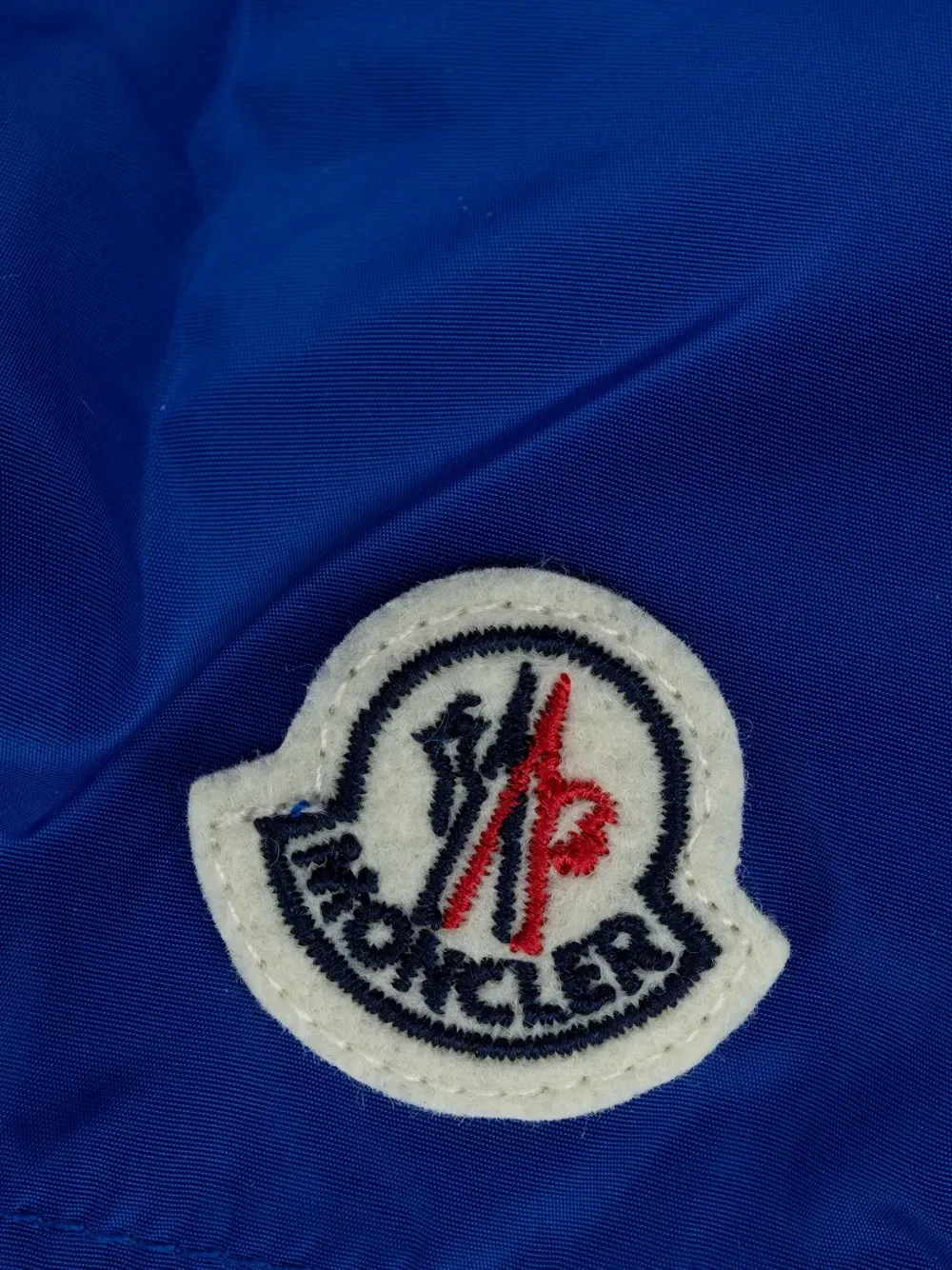 Плавки-шорты с нашивкой-логотипом и лампасами Moncler Enfant, синий — фото 3